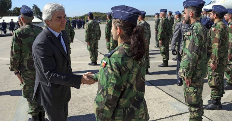 Military volunteering with €439 and free driving licence