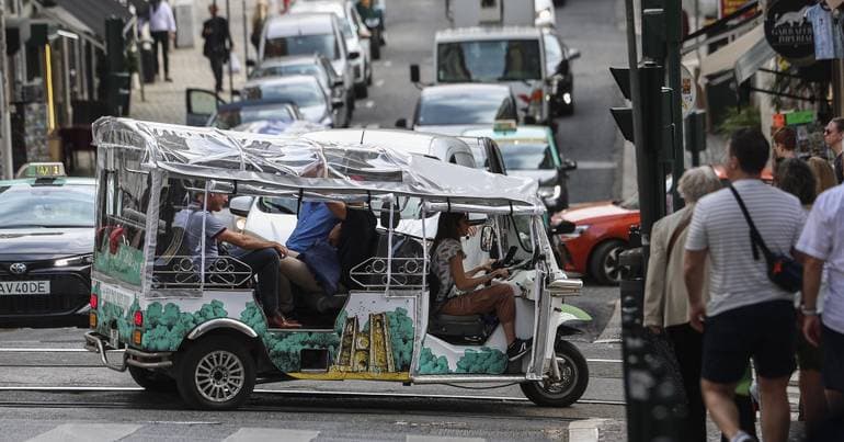 Tuk-tuks in Lisbon: one year of rules and many complaints