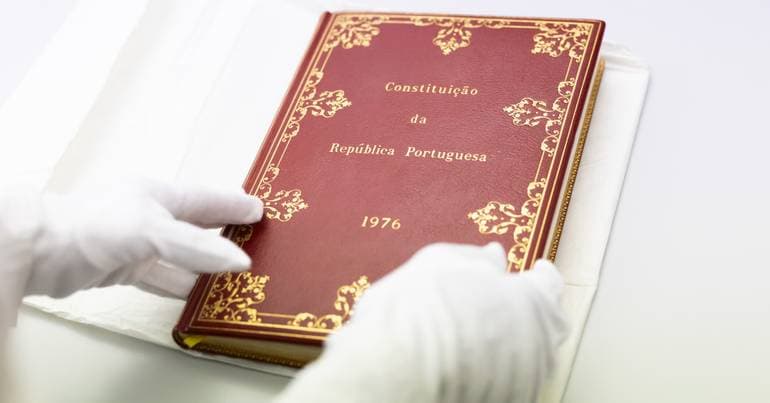 Constitution of the Portuguese Republic translated into Mirandese