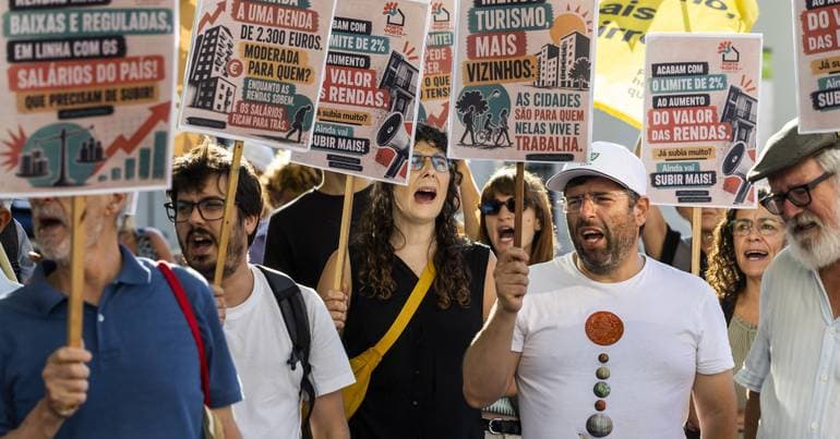 Casa Para Viver collectives protest in Lisbon