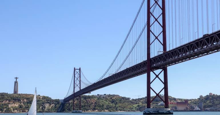 Making the 25 de Abril Bridge toll-free 'is not free' due to investment