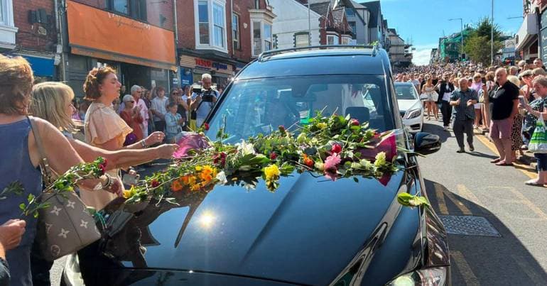 Hundreds bid farewell to Bonnie Tyler in Wales