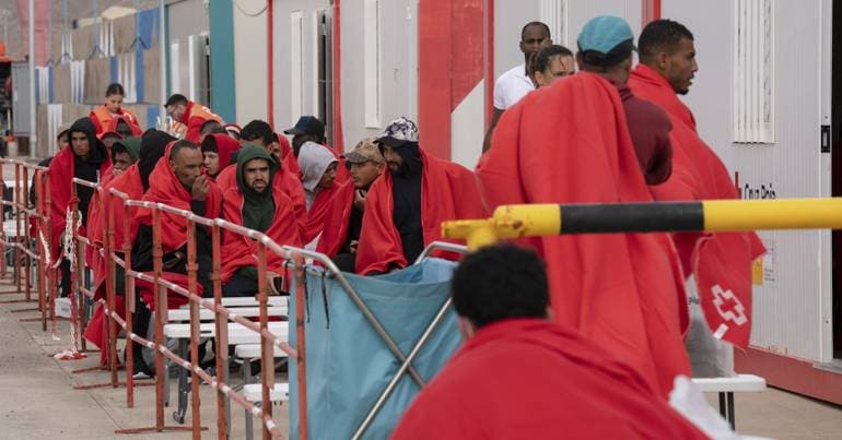 Expulsion orders fall in the EU while departures rise
