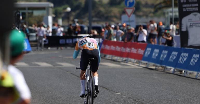 Tribute to Finlay Tarling at the start of the ninth stage
