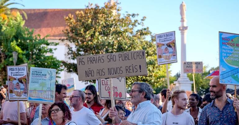 "Hundreds" protest against the privatisation of Arrábida beaches