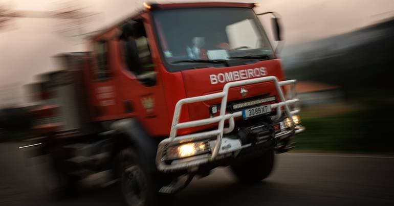 Firefighters battle wildfire in Carrazeda de Ansiães