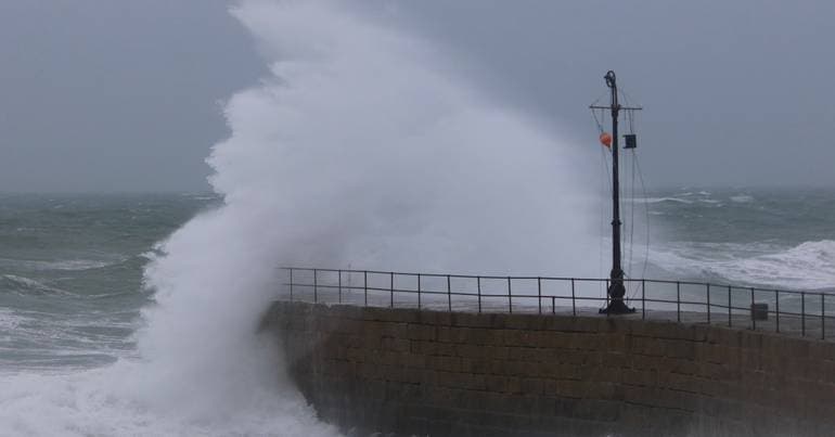 Waves of up to 14 metres expected in the Azores