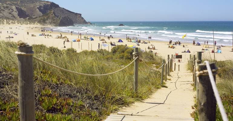 Public prosecutor charges two men who unloaded hashish in the Algarve