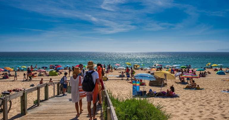 Setúbal municipality states that "beaches are public"