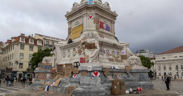 Rossio: Man attempts to remove posters left by a protester