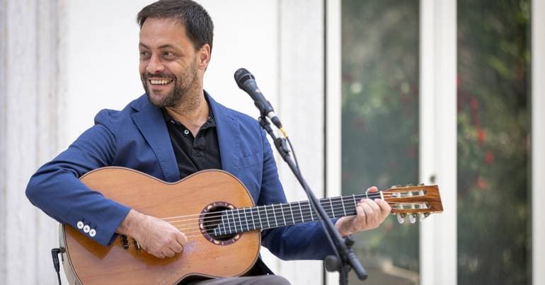 António Zambujo's duet with Caetano Veloso is available