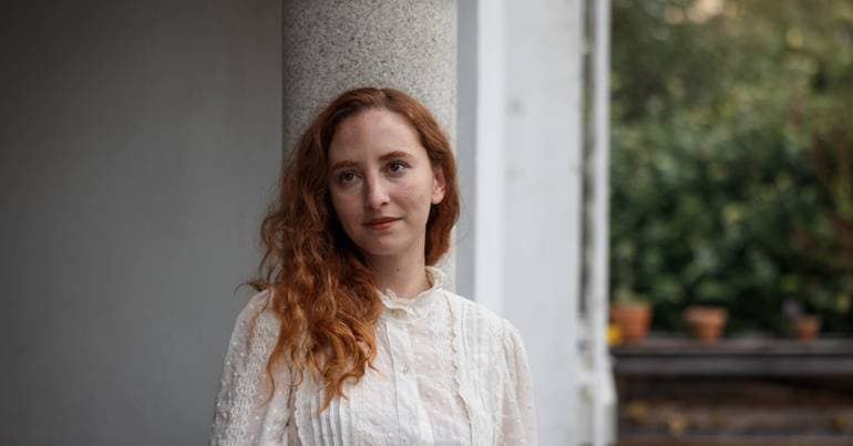 emmy Curl debuts singing in Mirandese on new album