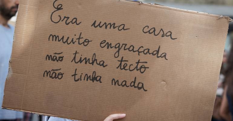 Housing. Around 200 people take to the streets in Faro
