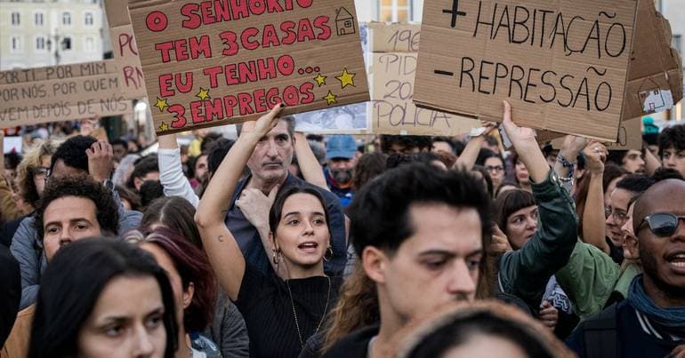 Campers head to the Campus da Justiça and later return to Rossio