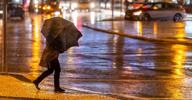 Bad weather cuts roads and floods homes in Viana do Castelo