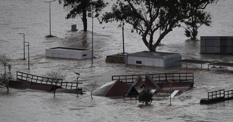 Trains suspended, streets and houses flooded in the Centre and South