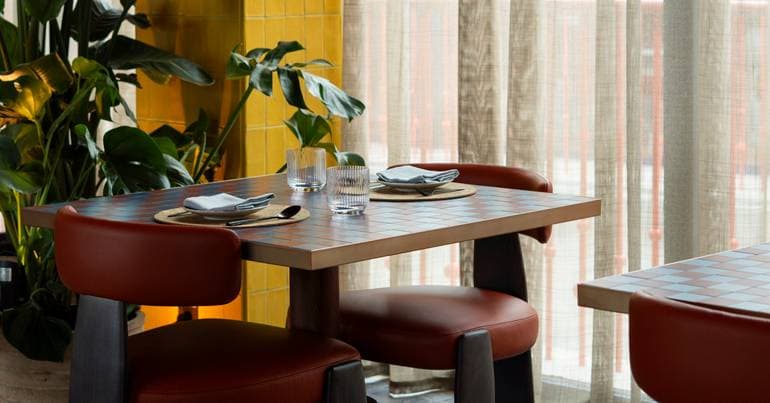 Hospitality industry protests against wage freeze
