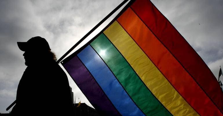 PS postpones vote on flags on public buildings