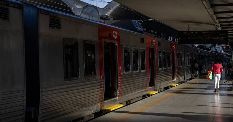 CP: Passengers complain about reduced train services in Cascais