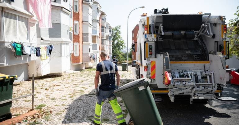 Fumes in refuse truck intoxicate three workers