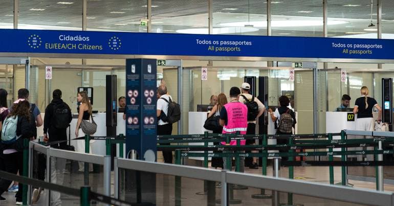 Waiting times at arrivals between half an hour and one hour
