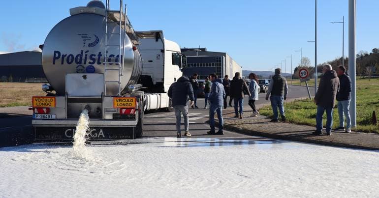 Farmers spill 15,000 litres of Portuguese milk