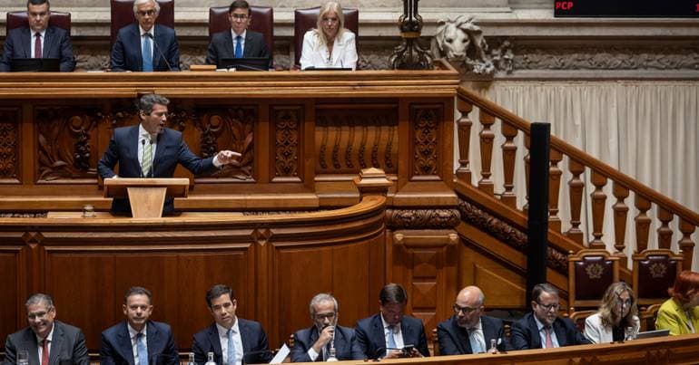 Motion. Ventura: "In the name of God and the country, leave"
