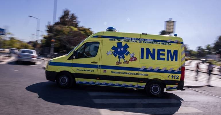 Cascais. Accident between bus and car leaves one dead