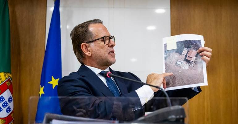 Neves' wife and son received at Odemira City Council
