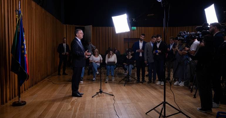 Seguro ended as he began: pressuring the Government