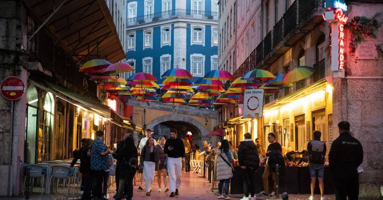 Drugs, security guards and tourists: a night on Pink Street