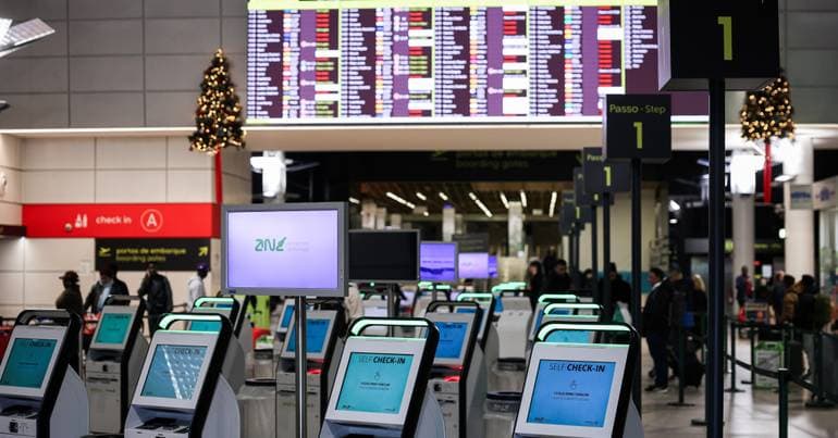 Airports record waits of up to 3.5 hours at borders
