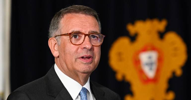 Seguro is received today in Paris by Emmanuel Macron