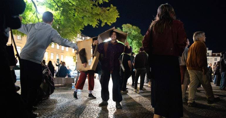 Return to Rossio with promise of a new encampment