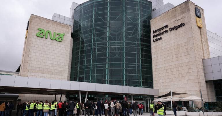 PS questions Government regarding chaos at airports with the EES
