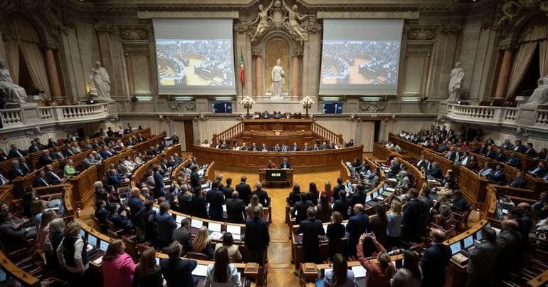 Seguro receives parties. Fortnightly debate marked by war