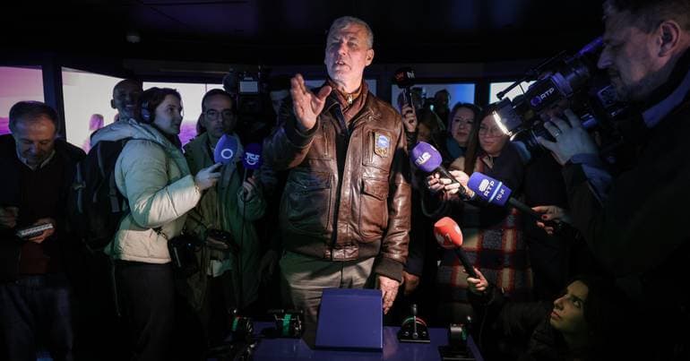 Admiral opts for a two‑pronged attack on Mendes and Seguro