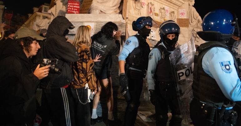 Your cause is ours: the night in the square without tents