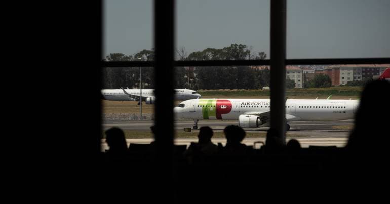 TAP plane had to land in Porto due to headphones