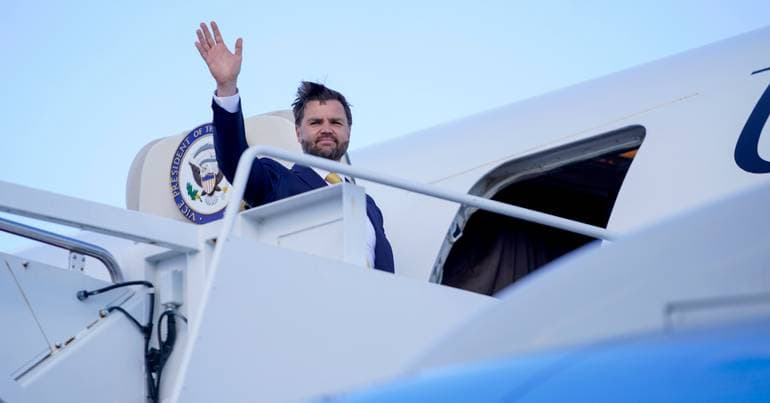 JD Vance's plane is at Francisco Sá Carneiro Airport