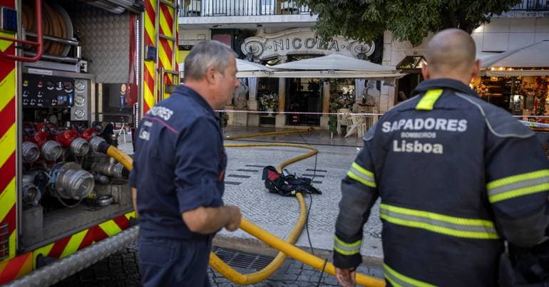 Fire at Café Nicola in Rossio leaves three injured