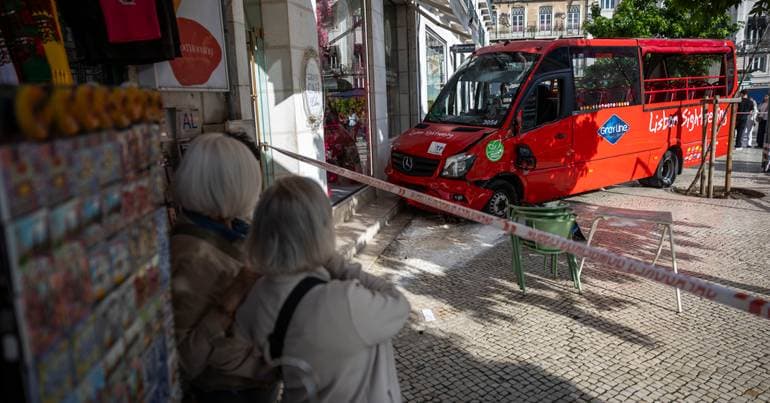 Lisbon: Three injured in tourist bus accident