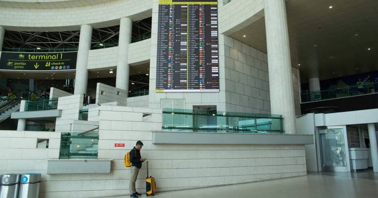 Airlines warn of "next wave" of queues