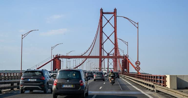 One dead in accident on the 25 de Abril Bridge