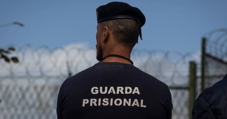 Prison guards decide to maintain strike at Vale de Judeus prison