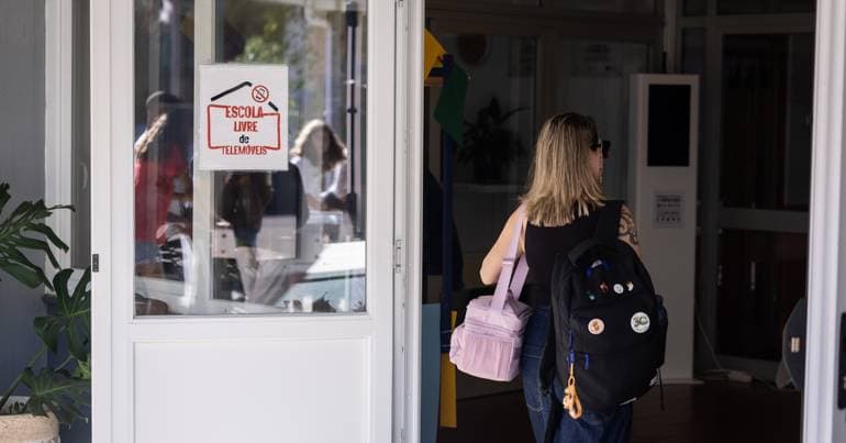 More than 100 primary school teachers demand equality
