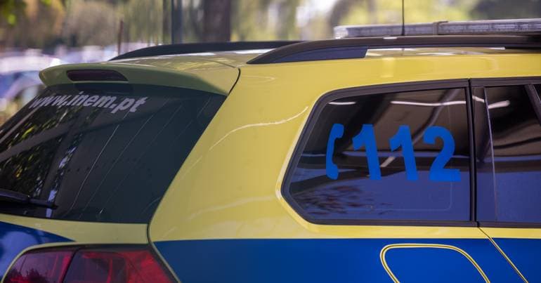 One dead and seven slightly injured in van crash