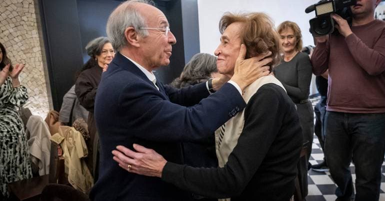 Ferreira Leite, in cheerleader mode, praises Mendes among women