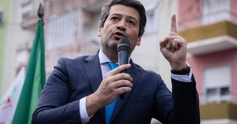 "To hell with the notables," Ventura tells Cavaco and Portas