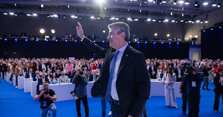 Carneiro guarantees "responsibility" but stresses "alternative"